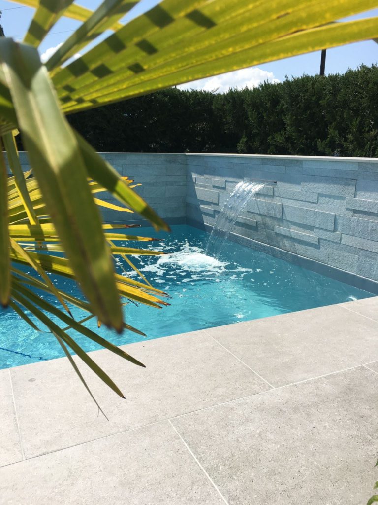 Piscine avec jet d'eau