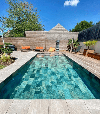 Piscine avec carrelage au fond