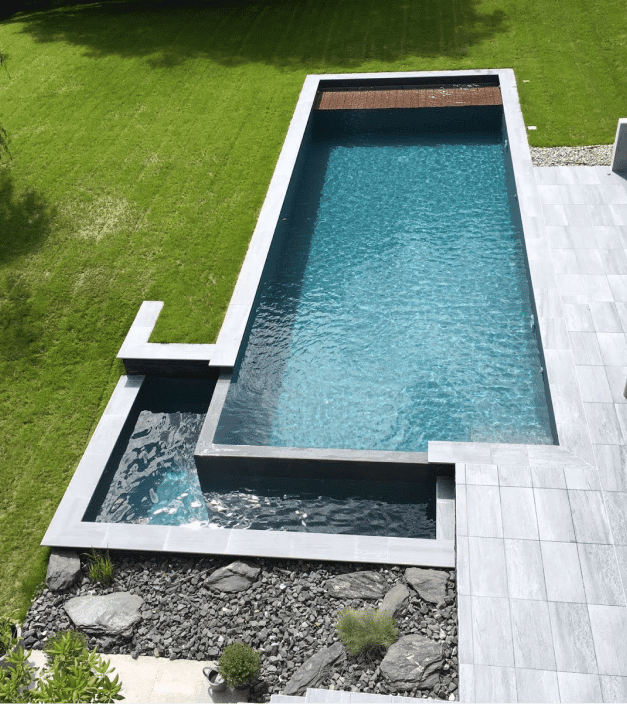 Piscine avec débordement en coin