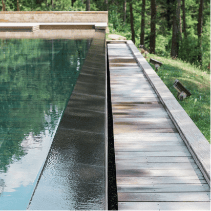 Piscine à débordement en pente