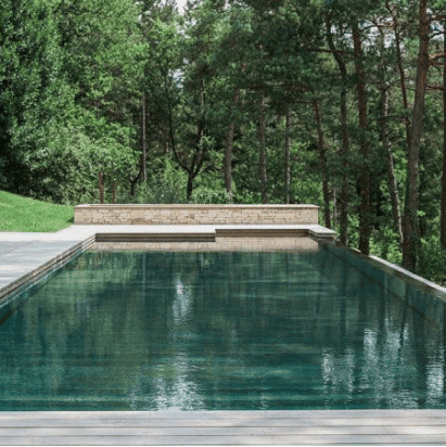 Piscine en forêt