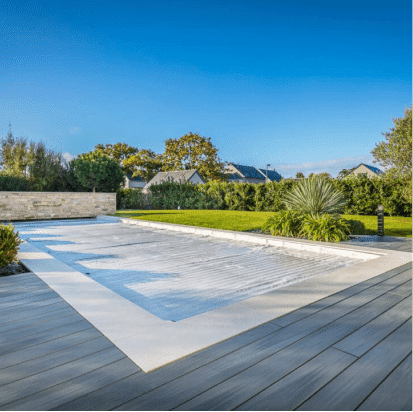 Piscine fermée avec une protection