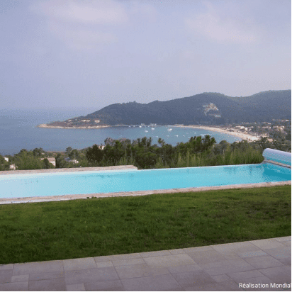 Piscine avec vue sur la mer