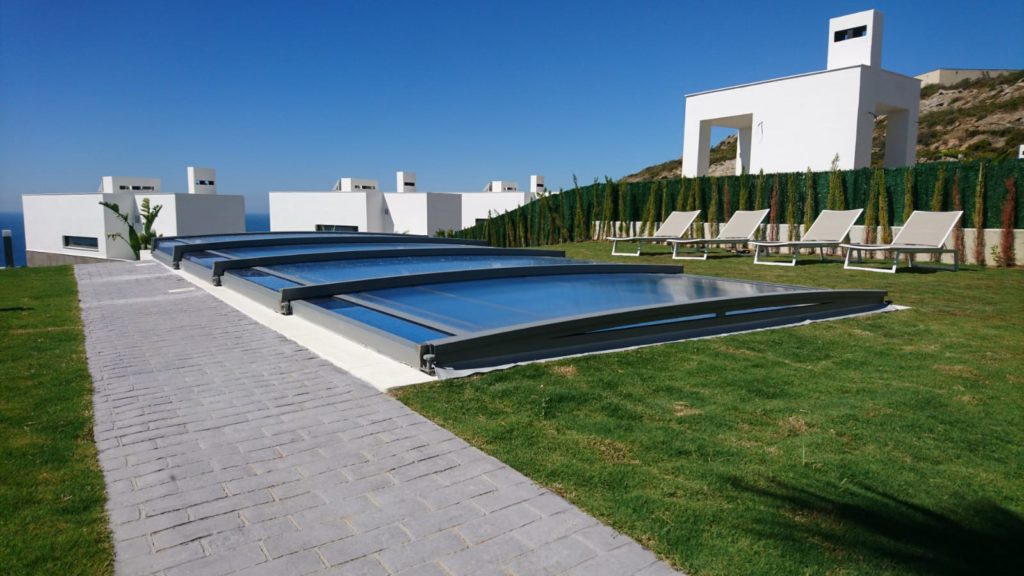 Abris de piscine fermé en bord de mer