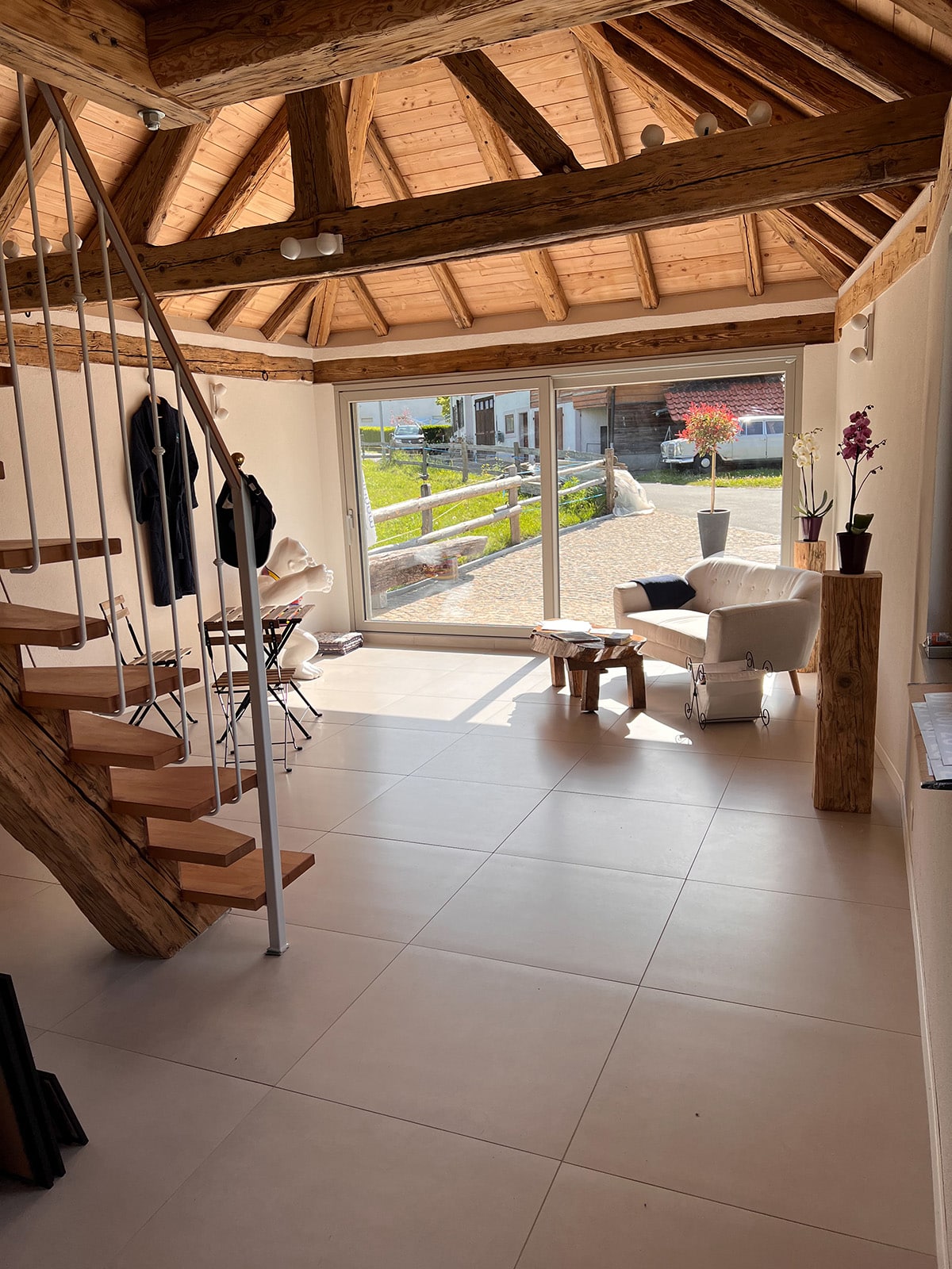 Intérieur du showroom Espace Pro Piscine avec vue sur le jardin