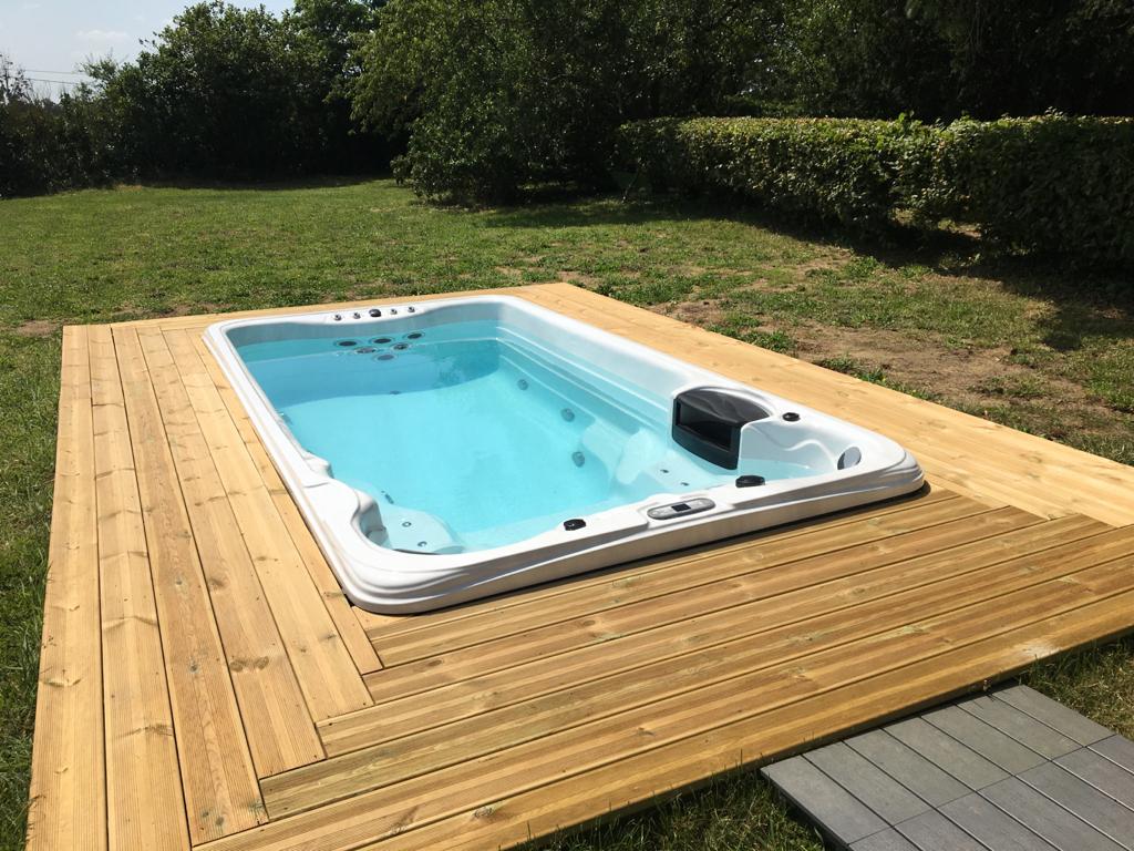 Spa long avec bardage en bois