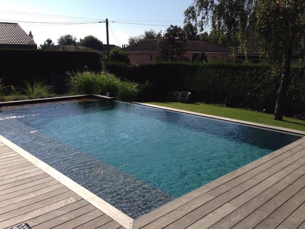 Piscine à débordement avec bardage en bois