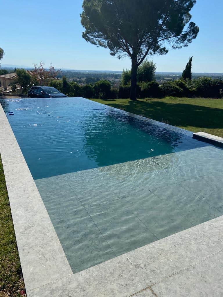 Piscine à débordement en pierre