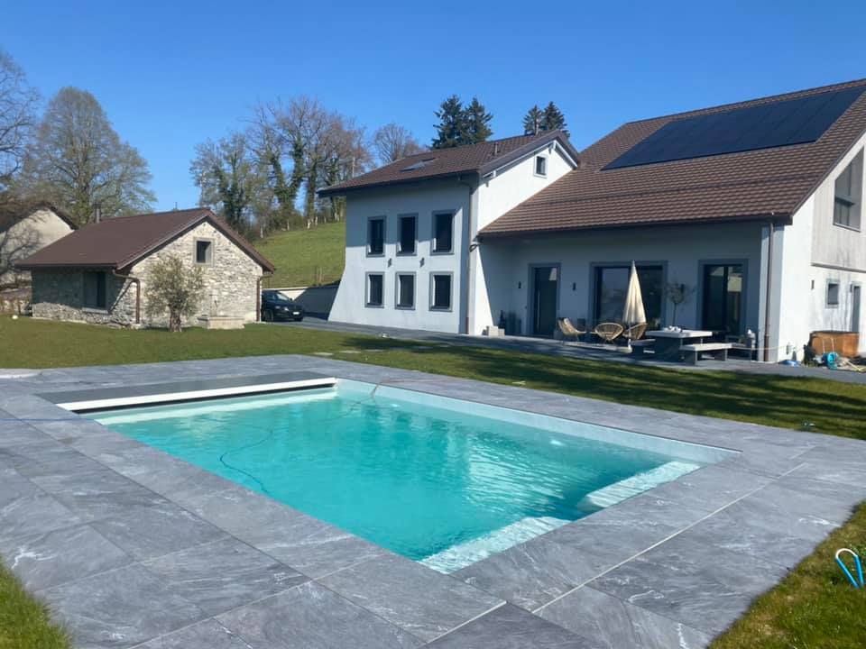 mini piscine avec bordure en pierre grise foncé